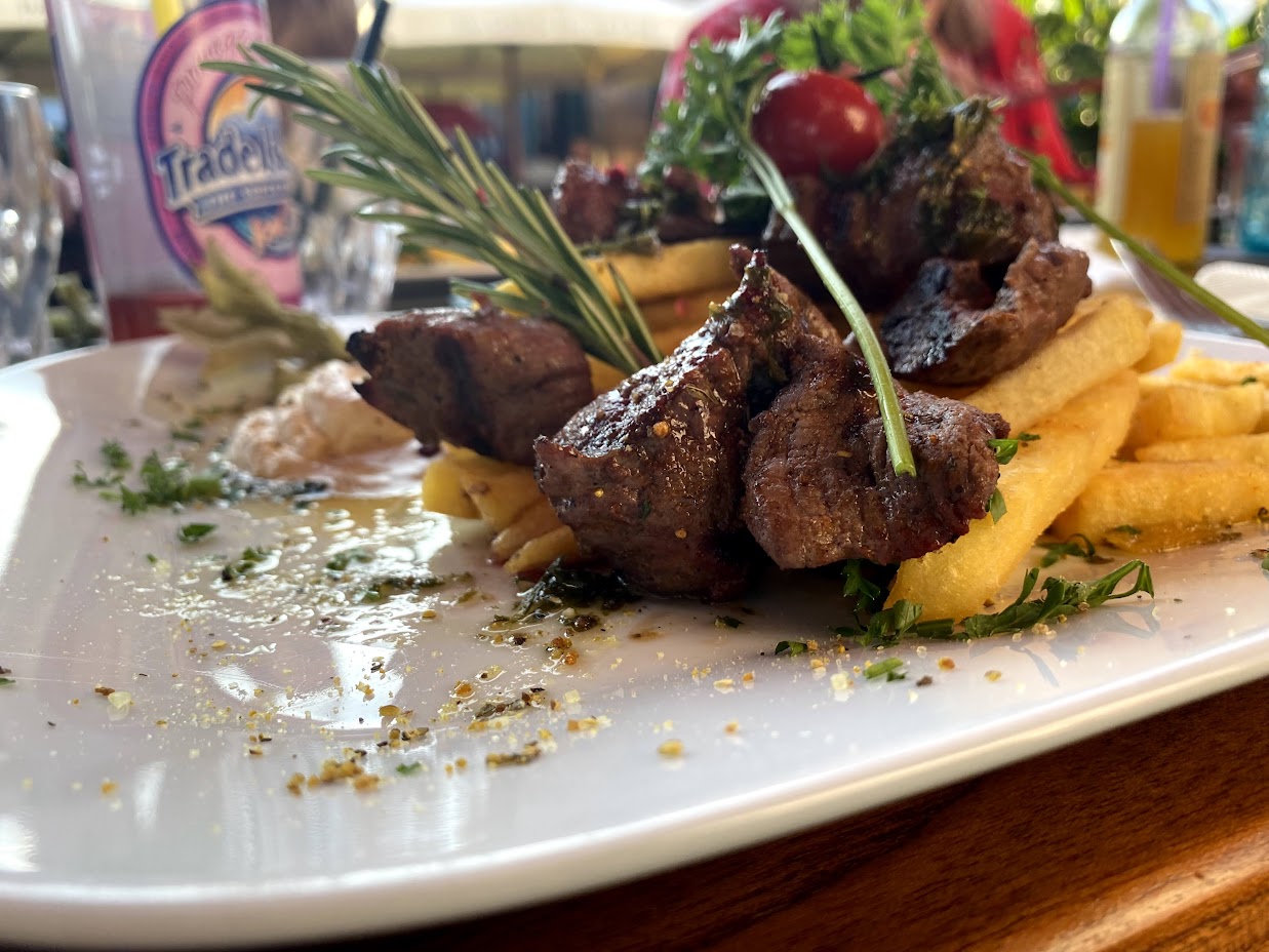 Gegrilltes Steak mit Kartoffeln und Kräutern im Bar1 Steakhouse in Zirndorf