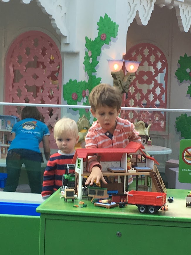 Kinder spielen mit Playmobil